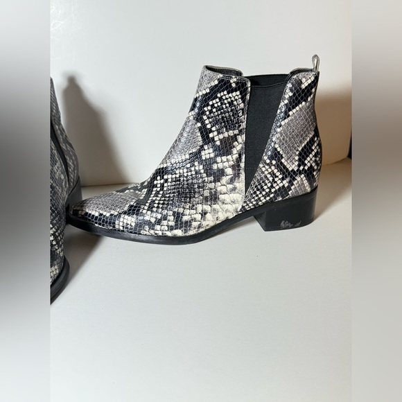 Yale Chelsea Boot (Women)
Marc Fisher LTD - Picture 4 of 12